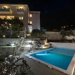 Villa Petra Apartment With Private Pool